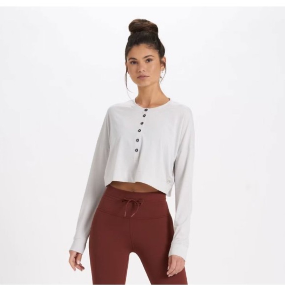 VUORI Avalon Performance Henley in Salt